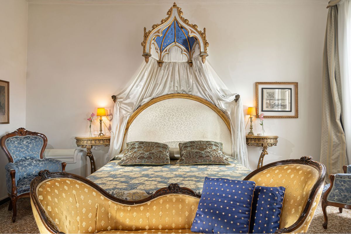 La Chambre d'Ella, vue du lit à baldaquin