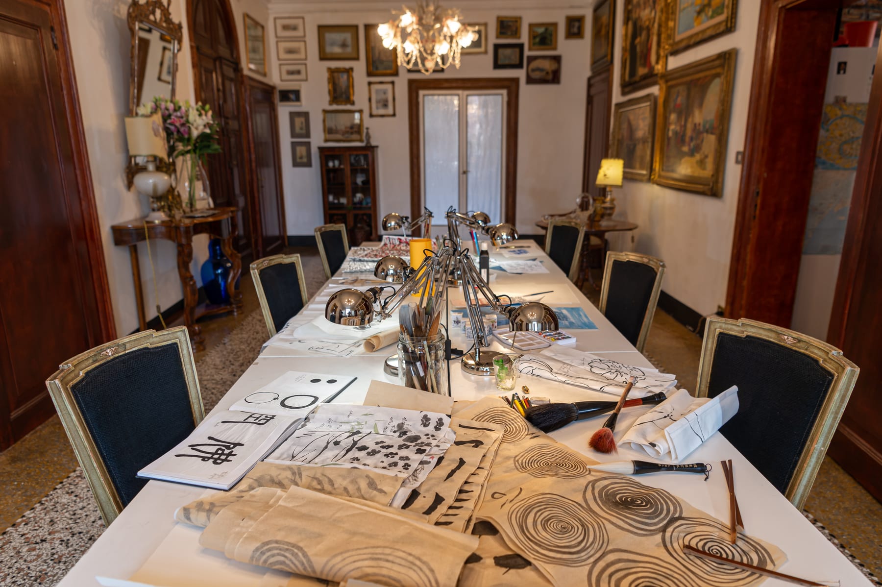 Salon aménagé pour un atelier de calligraphie