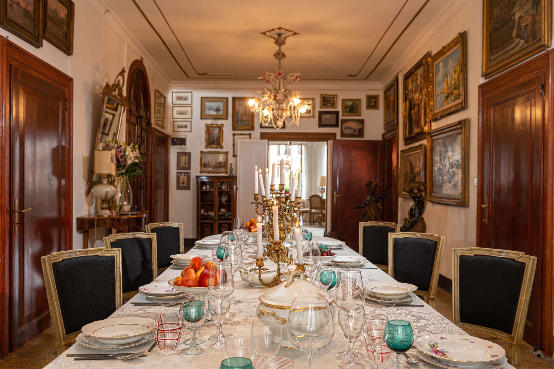 Salon dressé pour dîner avec candélabre et table mise