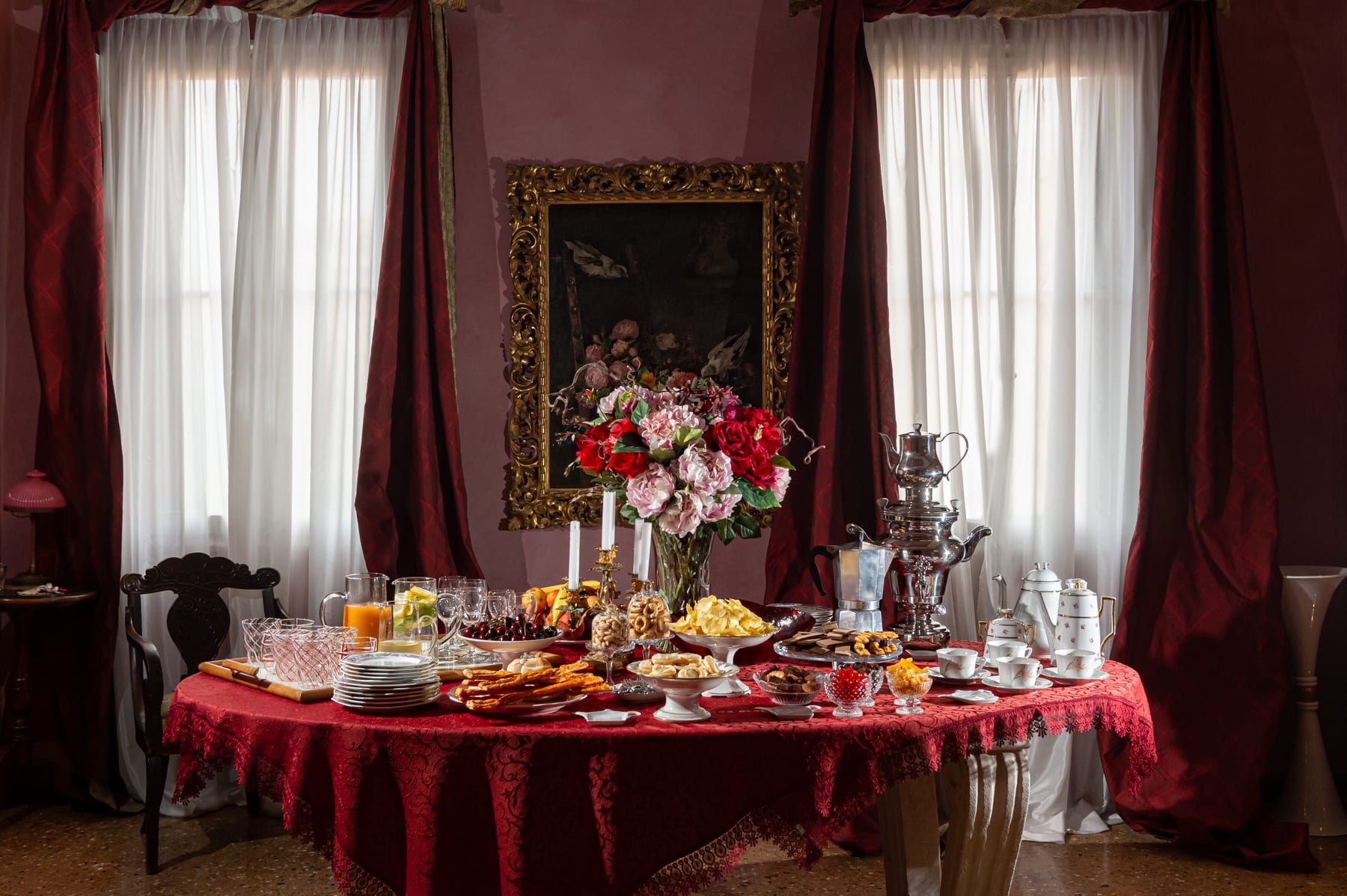 Salle Rouge avec table dressée pour la pause, samovar et fleurs fraîches
