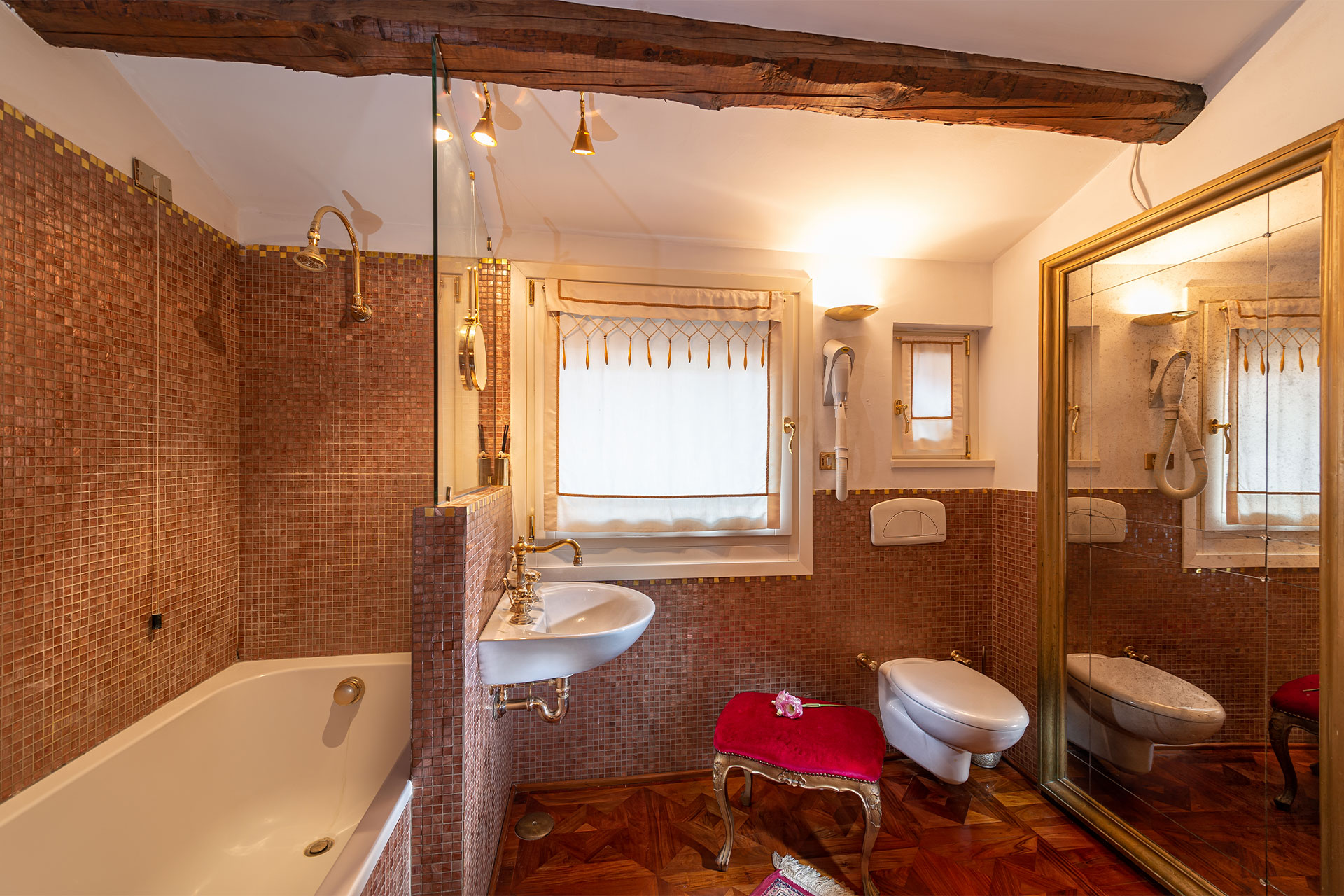 Bagno con vasca e mosaico veneziano
