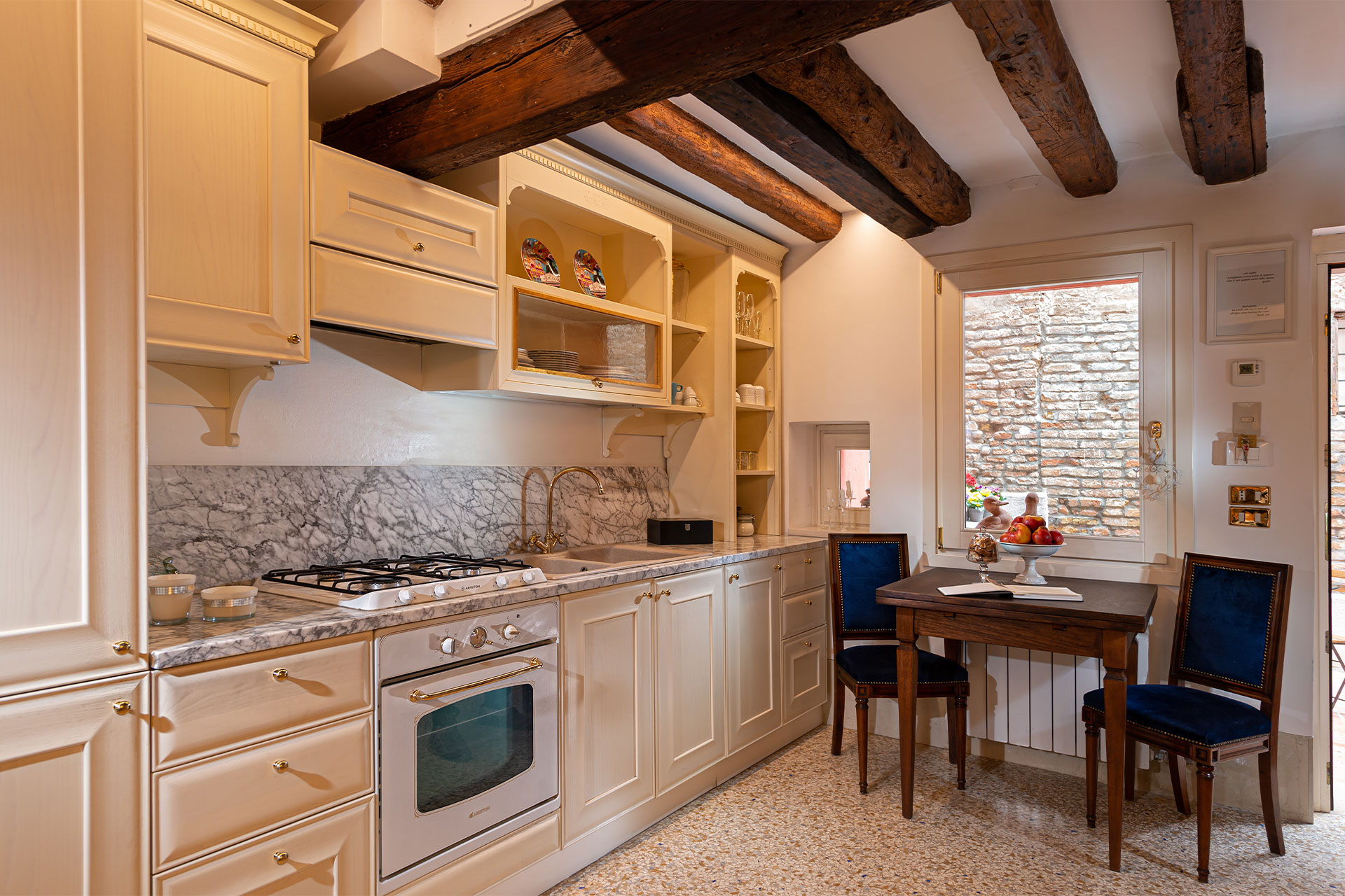 Cucina attrezzata con travi a vista