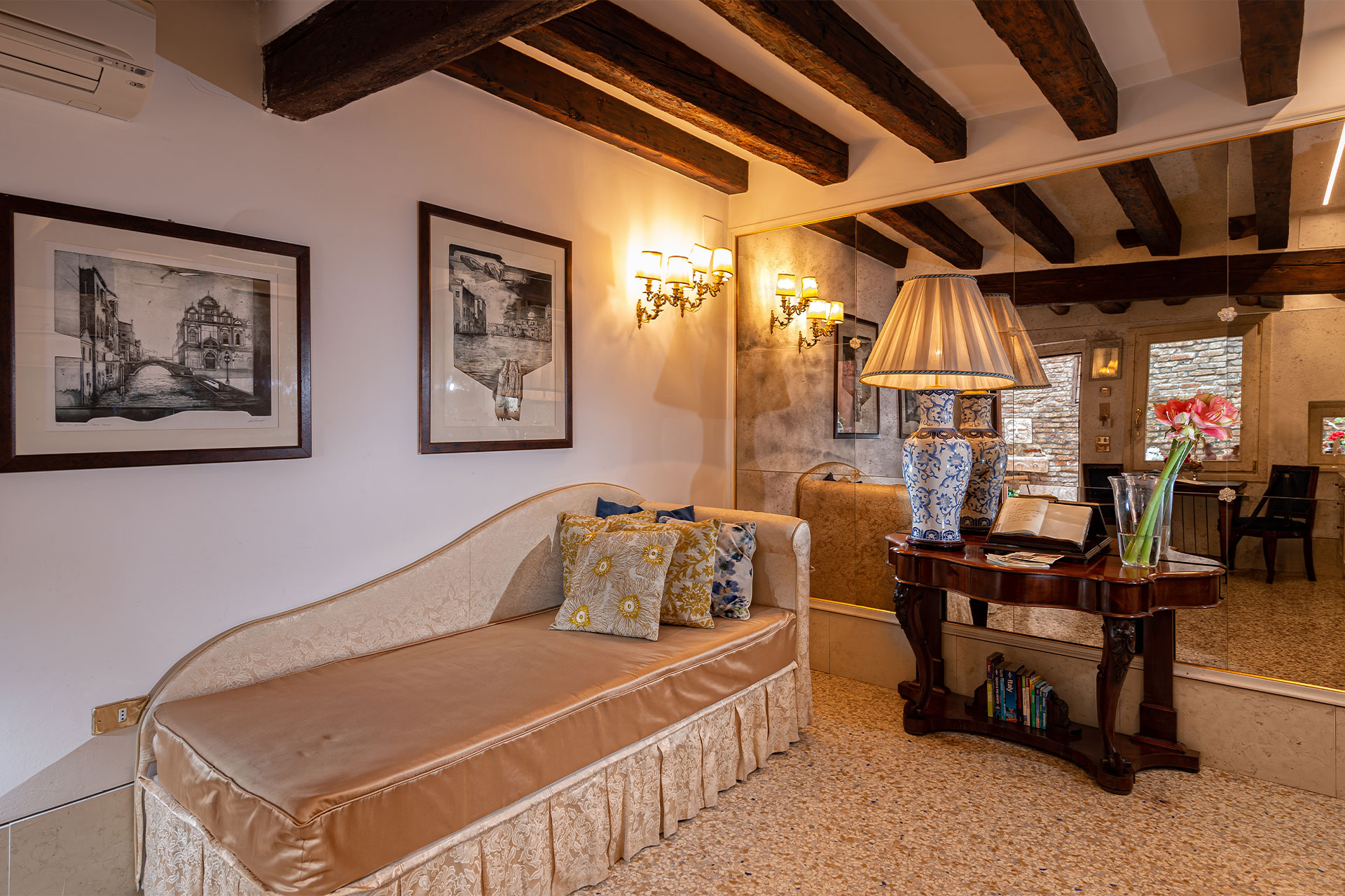 Salottino d'ingresso con dormeuse