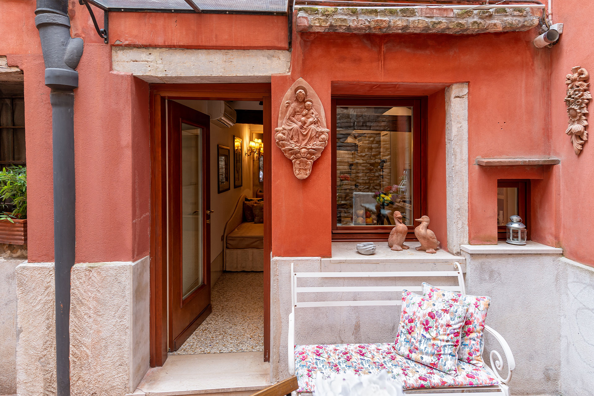 Ingresso di Henry's Heaven dalla corte privata